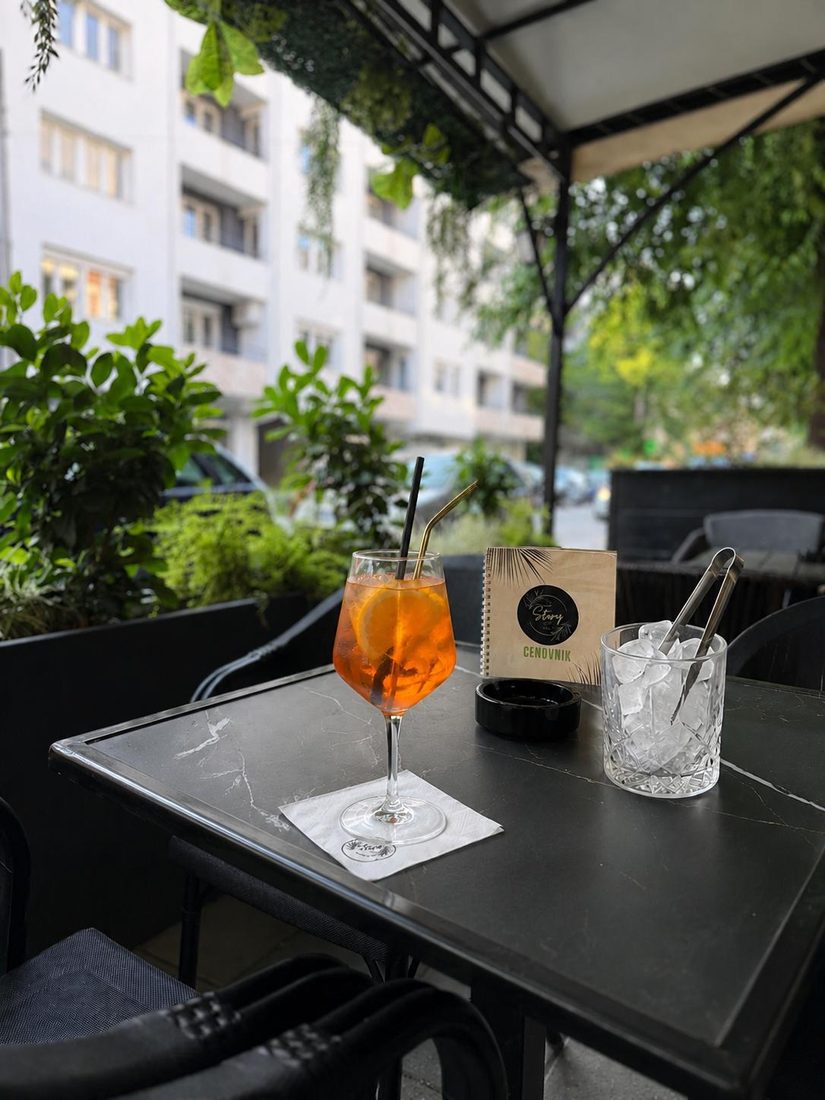Aperol Spritz na stolu u bašti kafića Story Coffee