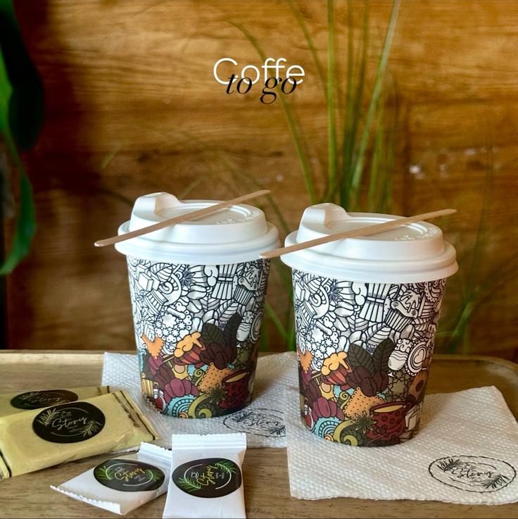Coffee to go — dve šoljice kafe za poneti sa poklopcem