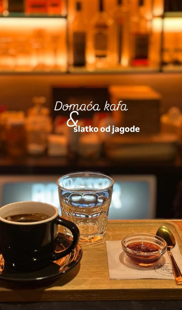 Domaća kafa i slatko od jagode na drvenom poslužavniku