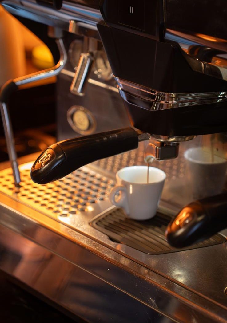 Espresso se toči iz aparata u belu šoljicu