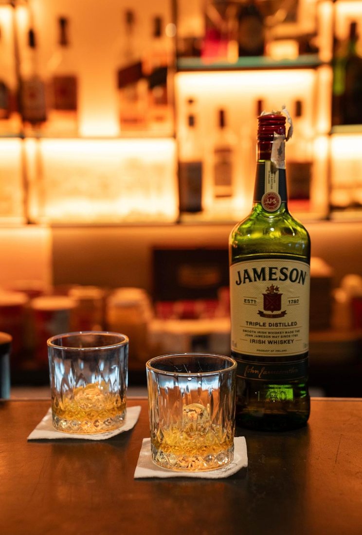 Jameson viski i dve čaše na šanku Caffe Story