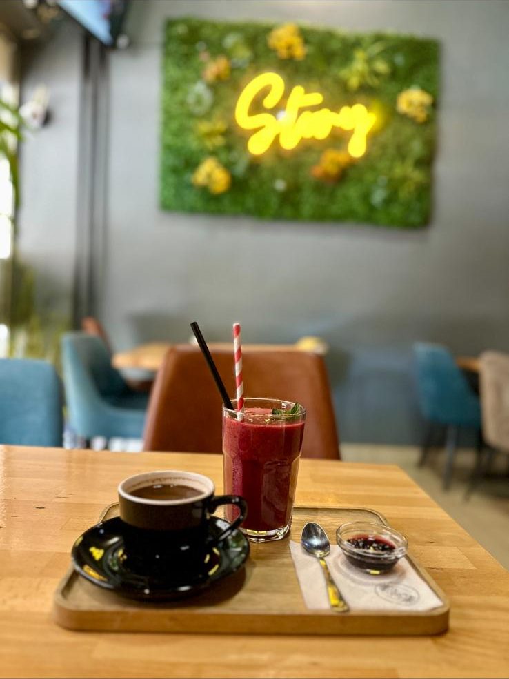 Domaća kafa i sveži smoothie od šumskog voća na poslužavniku