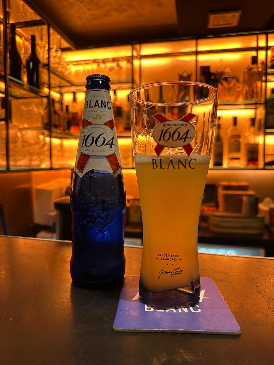 Kronenbourg 1664 Blanc pivo u čaši na šanku Caffe Story