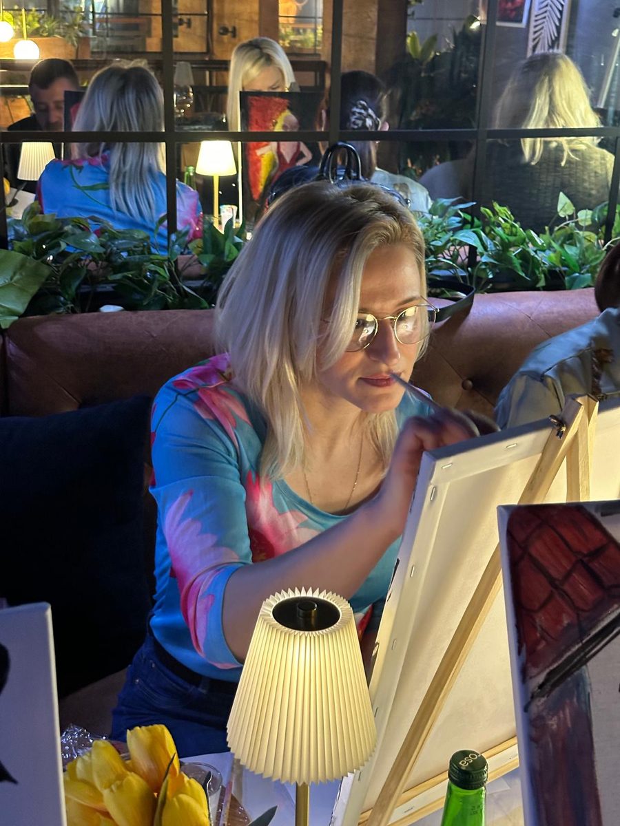 Gošća slika pod svetlom stone lampe u bašti kafića