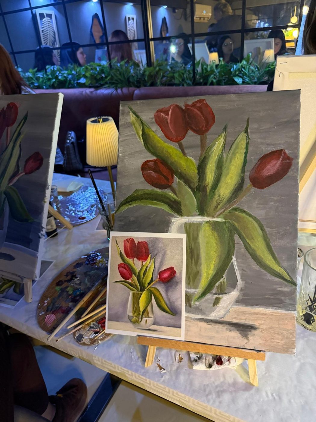 Naslikani tulipani na platnu uz fotografiju kao uzor