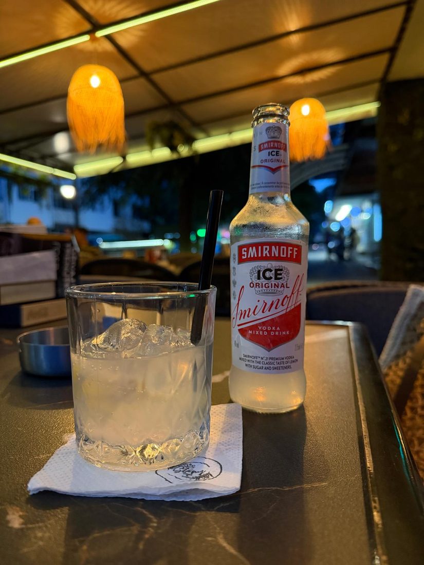 Smirnoff Ice u bašti kafića uveče