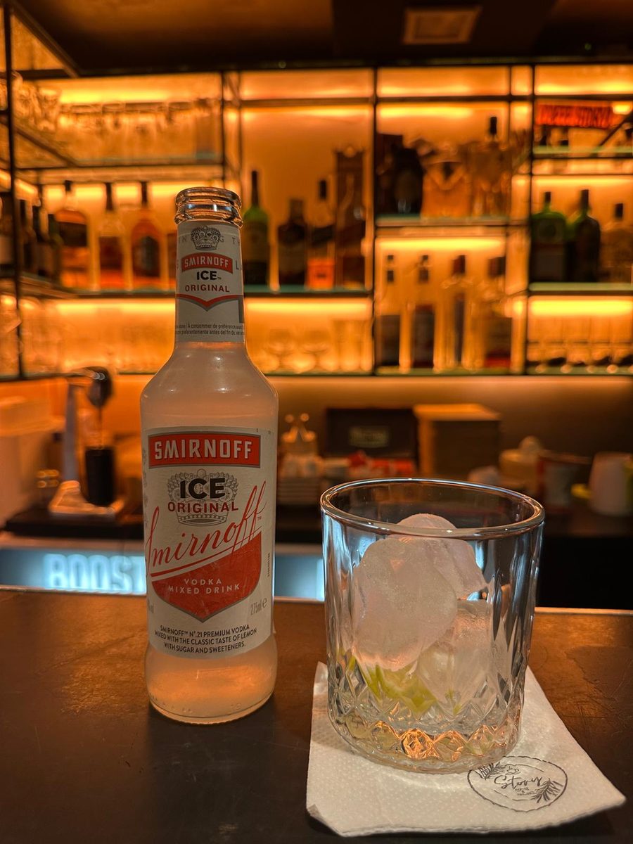 Smirnoff Ice i čaša sa ledom na šanku Caffe Story
