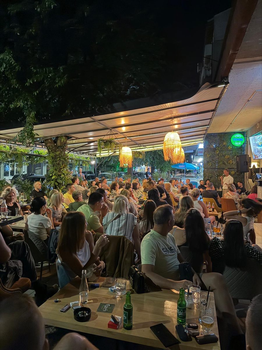 Publika se smeje na letnjoj stand-up večeri u bašti