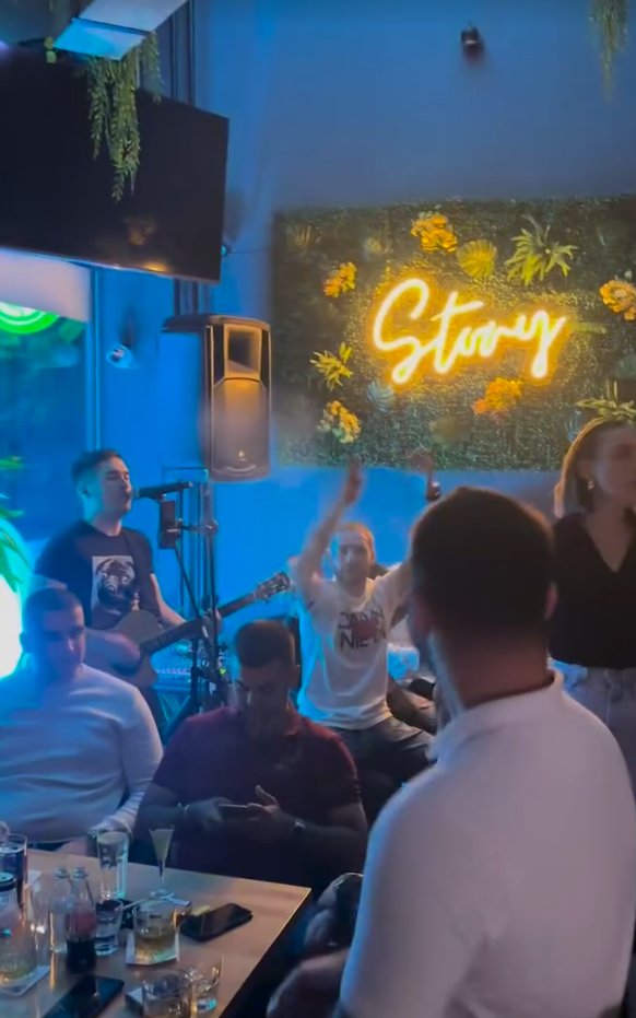 Akustična svirka — muzičar sa gitarom