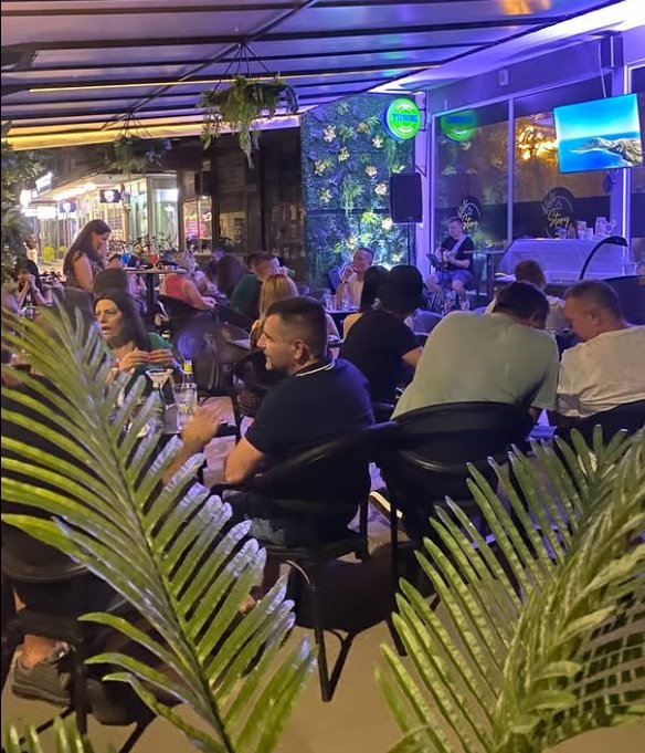 Gosti pevaju i igraju na svirci ispod neonskog Story znaka